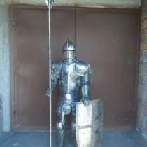 Скульптура рыцаря из металла, в Белореченске