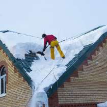Уборка снега с крыш, в Иркутске