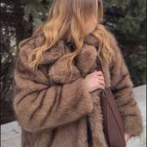 Продаю женскую шубу из искусственного меха. Состояние отлич, в Омске