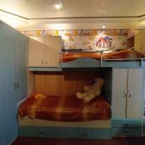 Продам двухярусную кровать со шкафами и письменный стол, в г.Донецк