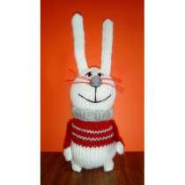 Веселый белый заяц в красном свитерке, вязаная авторская игр, в Ростове-на-Дону