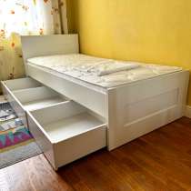 Кровать Бримнес IKEA с ящиками 90x200 и матрасом, в Москве