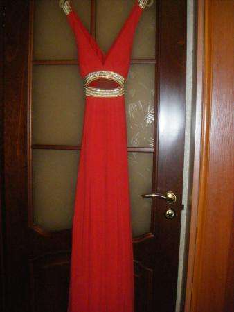 красное атласное и шифоновое коралловое платье