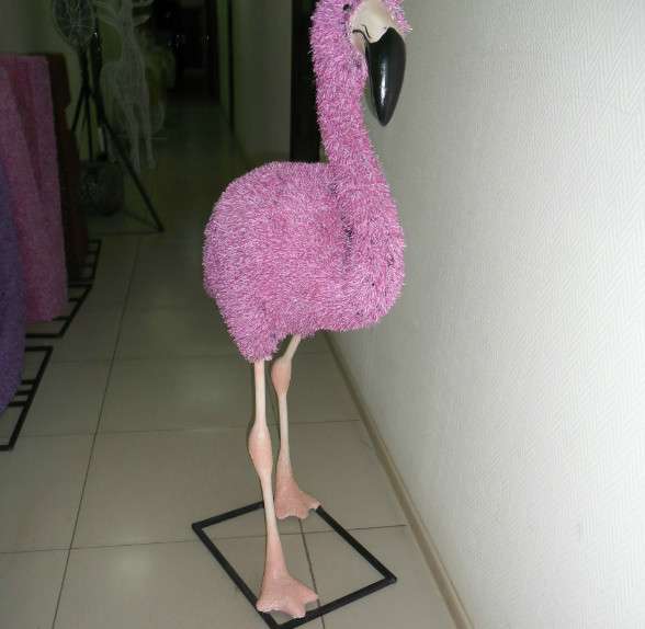 Розовый фламинго из искусственной травы