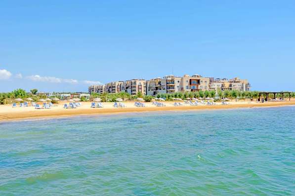 Квартиры в курортном комплексе на море на Северном Кипре в 