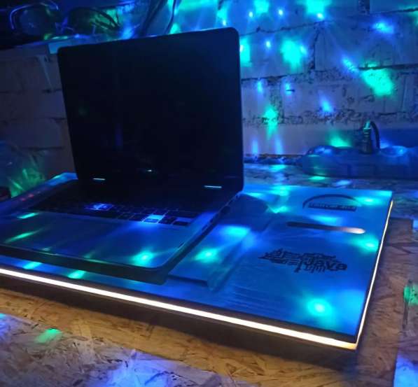 Подставка-столик под ноутбук с подсветкой в фото 3