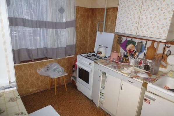 Продам двухкомнатную квартиру в Москве. Жилая площадь 44 кв.м. Этаж 3. Дом панельный. 