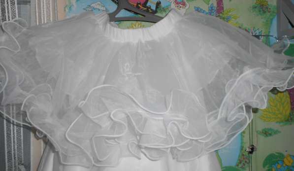 Детское белое, праздничное, нарядное платье с подъюбником в фото 4