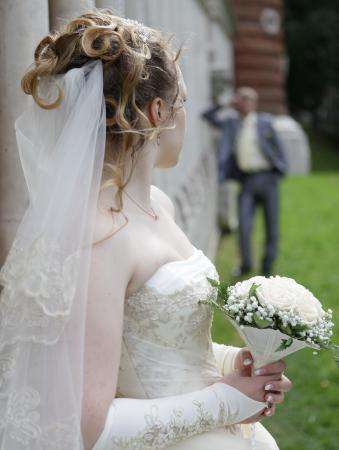 свадебное платье в комплекте с диадемой с жемчугом, перчатками и фатой в Москве