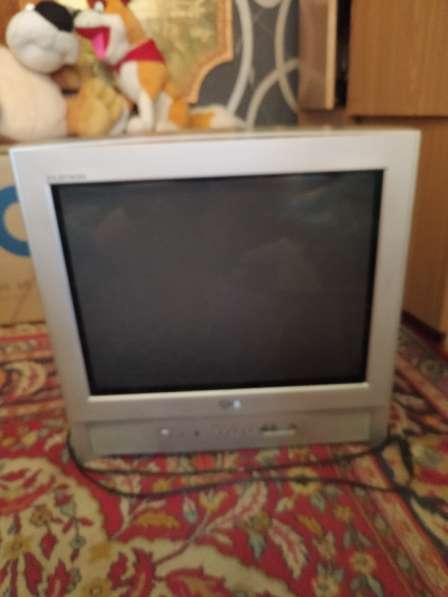 Старенький телевизор с пультом