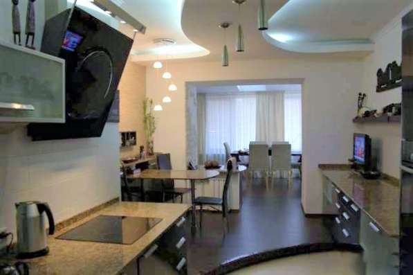 Продам многомнатную квартиру в Ростов-на-Дону.Жилая площадь 240 кв.м.Этаж 2.Есть Балкон.