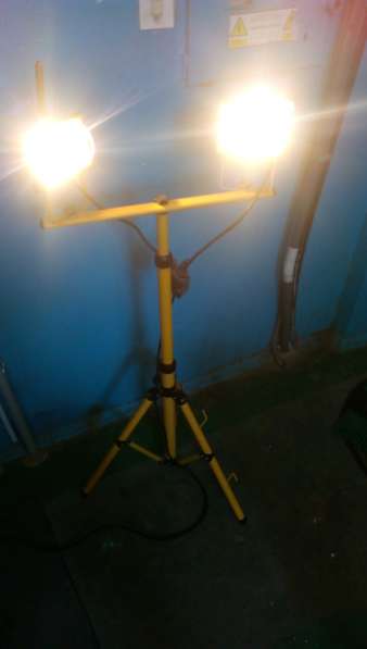 Прожектор светильник строительный в фото 5
