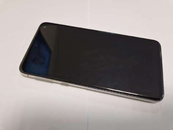 Samsung Galaxy S10e в фото 5