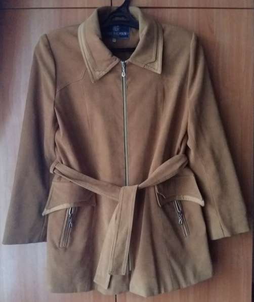 Куртка женская светлая песочная размер 46