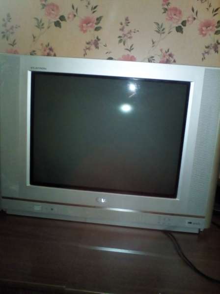 Продам телевизор цветной lg 2003 г с документами