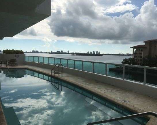 Продается квартира на берегу залива в Майами