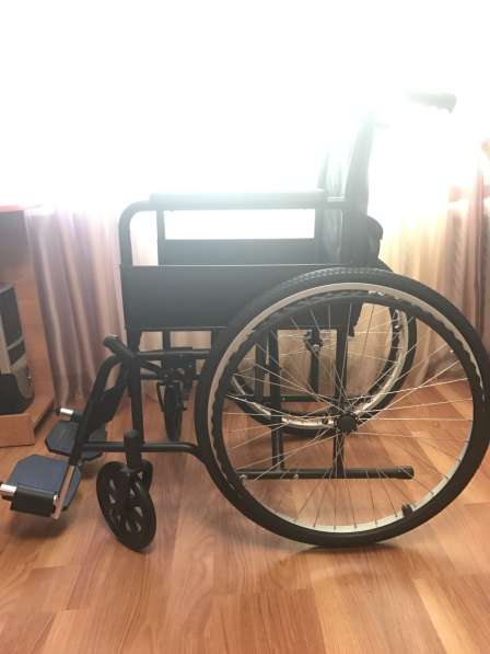 Срочно продам инвалидную коляску в фото 3