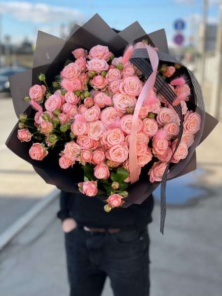 Букет нежных пионовидных роз с милыми и пушистыми сухоцветам в Москве