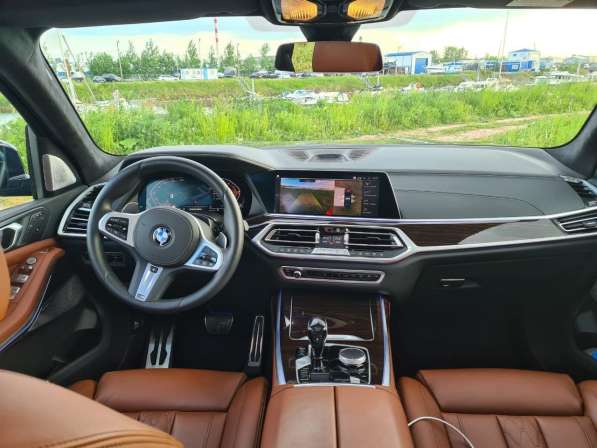 Водитель с личным автомобилем BMW X7 2020 (премиум) в Санкт-Петербурге