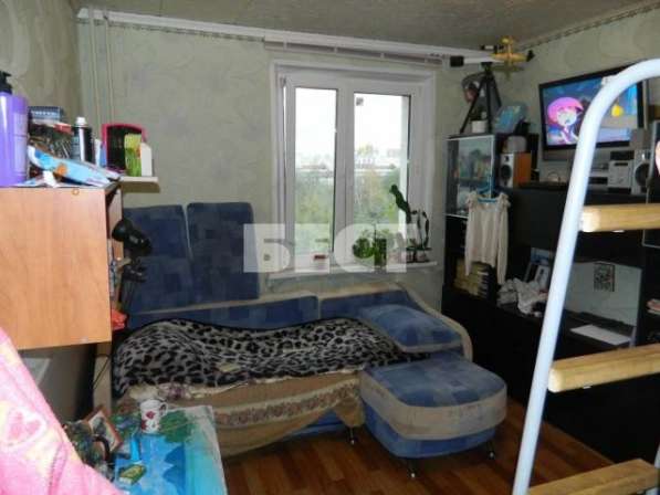 Продам четырехкомнатную квартиру в Москве. Жилая площадь 88 кв.м. Дом панельный. Есть балкон.