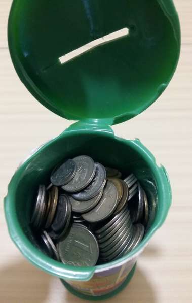 Копилка для денег мелочи монет пластмассовая с крышкой