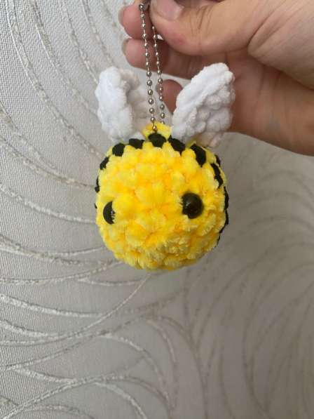 Большой брелок-шмель?