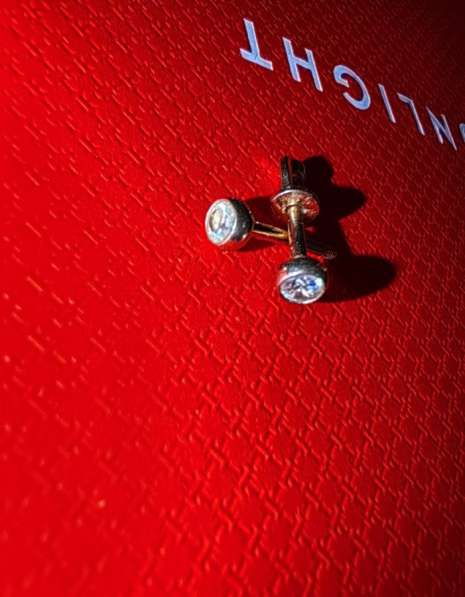 Золотые серьги пусеты с фианитами 375 в Санкт-Петербурге фото 3