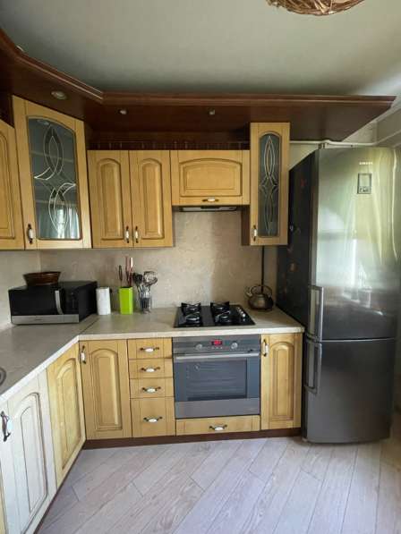 Уютная двухкомнатная квартира на сутки в фото 7