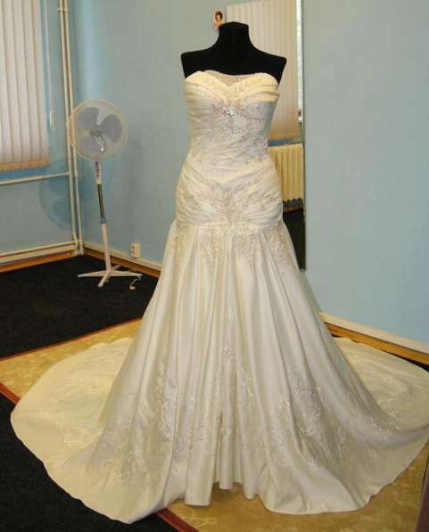 Авторское свадебное платье ручной работы со шлейфом в Москве