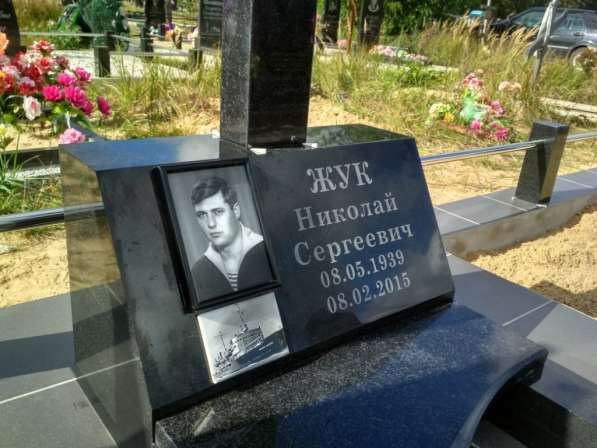 Памятник из карельского гранита в фото 3