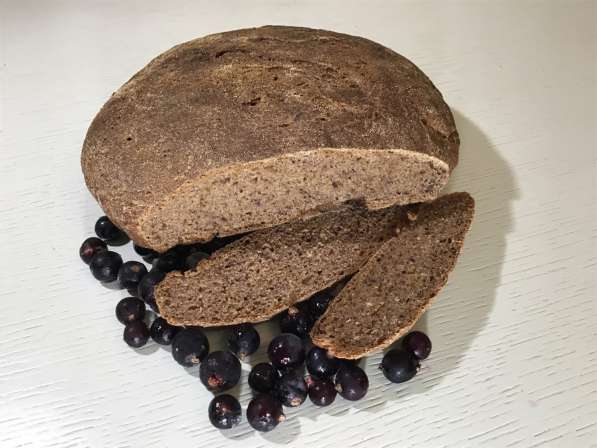 Хлеб с черной смородиной и клюквой на закваске