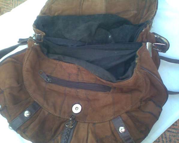 Замшевая сумочка, отделанную коричневой натуральной кожей в фото 3