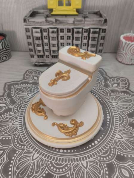 Миниатюрная инсталляция«Унитаз» в Москве фото 9