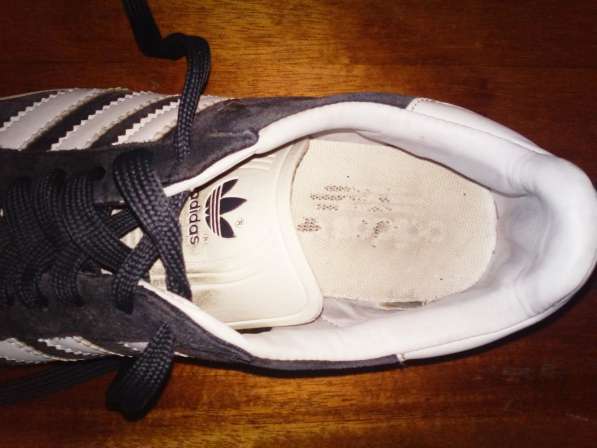 Продам бело-черные оригинальные кроссовки Adidas Gazelle в фото 5