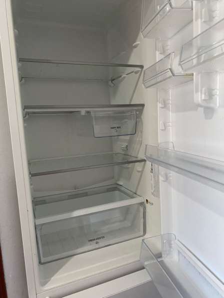 Продам холодильник б/у Аристон в Москве