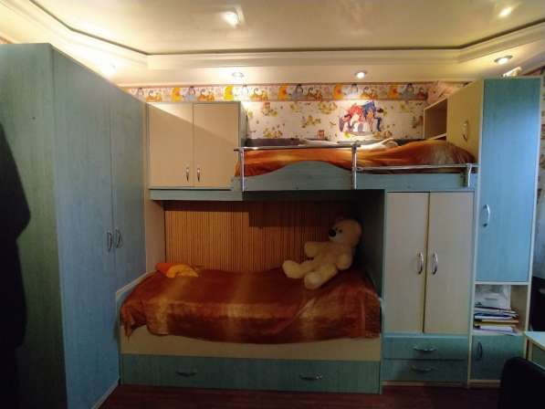 Продам двухярусную кровать со шкафами и письменный стол