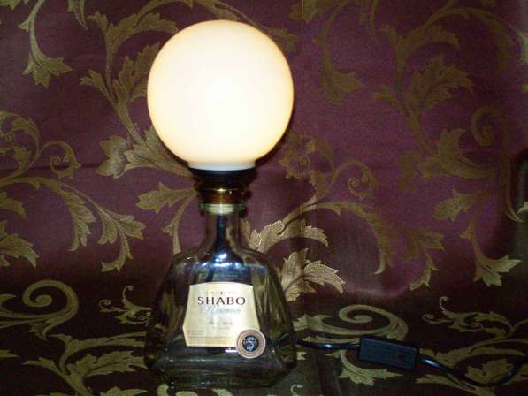 Оригинальный дизайнерский настольный светильник из бутылки в 