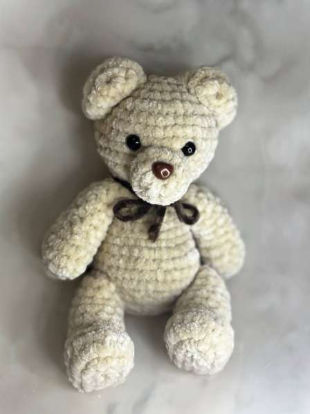 Ручная работа(мишки связанные крючком)
