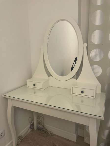Туалетный столик с зеркалом