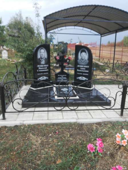 Памятники надгробные
