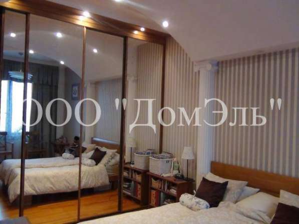 Продам четырехкомнатную квартиру в Москве. Жилая площадь 143 кв.м. Этаж 3. 