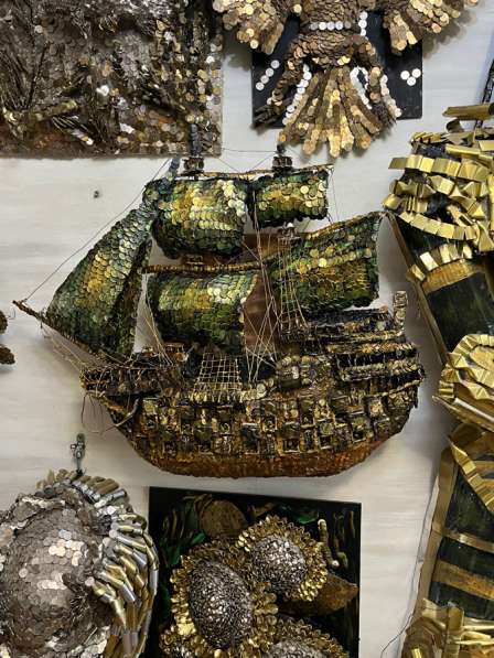 Парусник галеон из монет в Москве