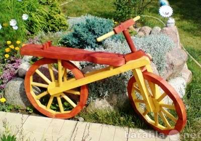 Деревянный велосипед для декора сада