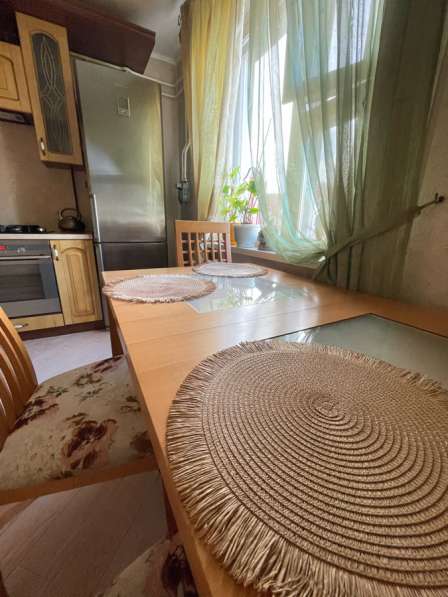 Уютная двухкомнатная квартира на сутки в фото 8