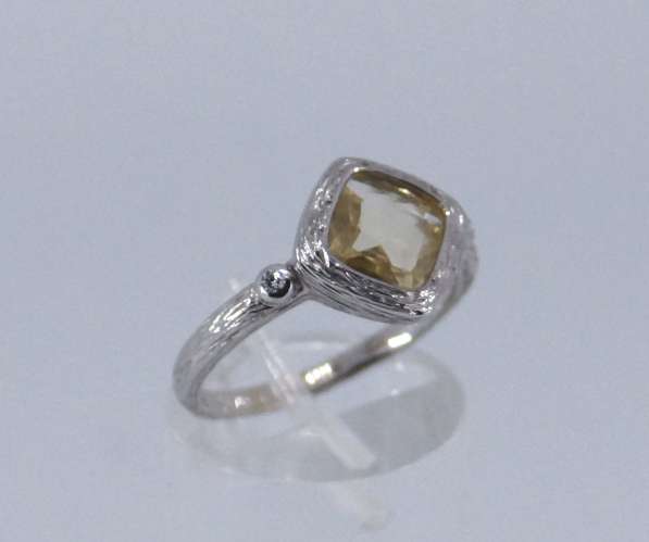Золотое кольцо с жёлтым Сапфиром кушон и бриллиантами в Москве фото 7