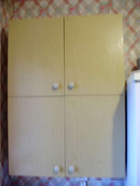 Продам недорого кухонный навесной четырехдверный шкаф б/у