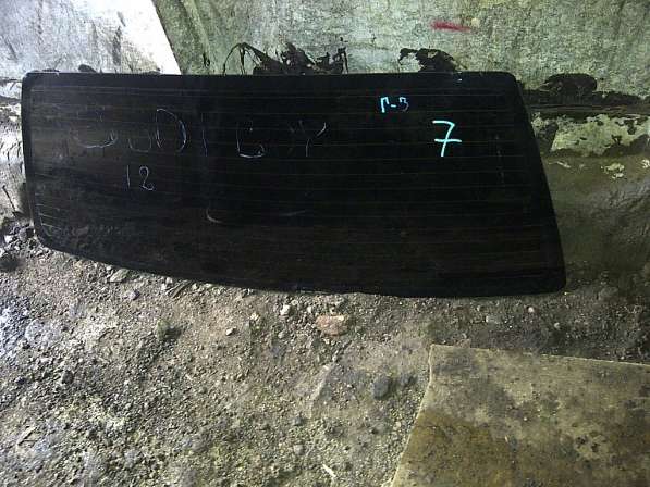 VW Golf-III стекло двери багажника