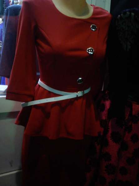 Новое красное платье отделка пуговицы