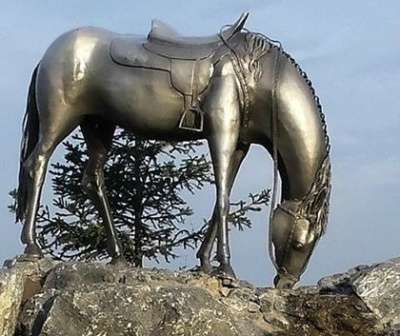 Лошадь из металла