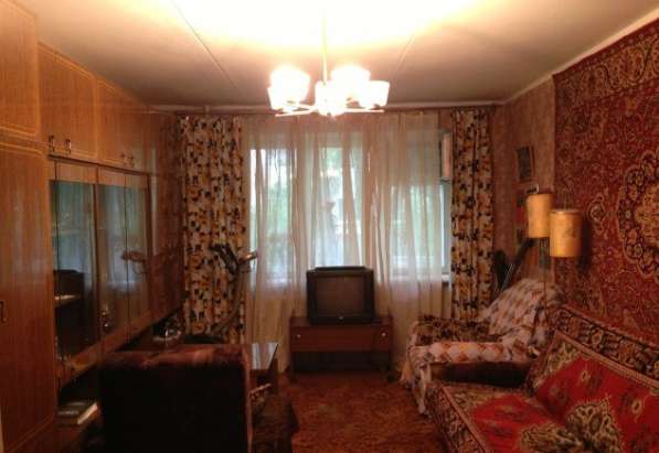 Продам двухкомнатную квартиру в Подольске. Жилая площадь 45 кв.м. Этаж 1. Дом кирпичный. 